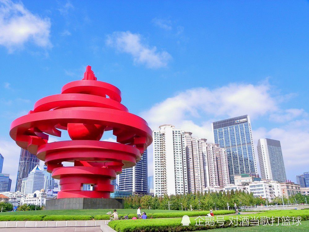 6月12日，《无限深度》荣获2021微博电影之夜;年度期待影片殊荣，导演李骏、朱一龙代表剧组上台领奖
